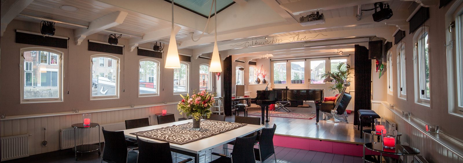 De salon met podium en vleugel