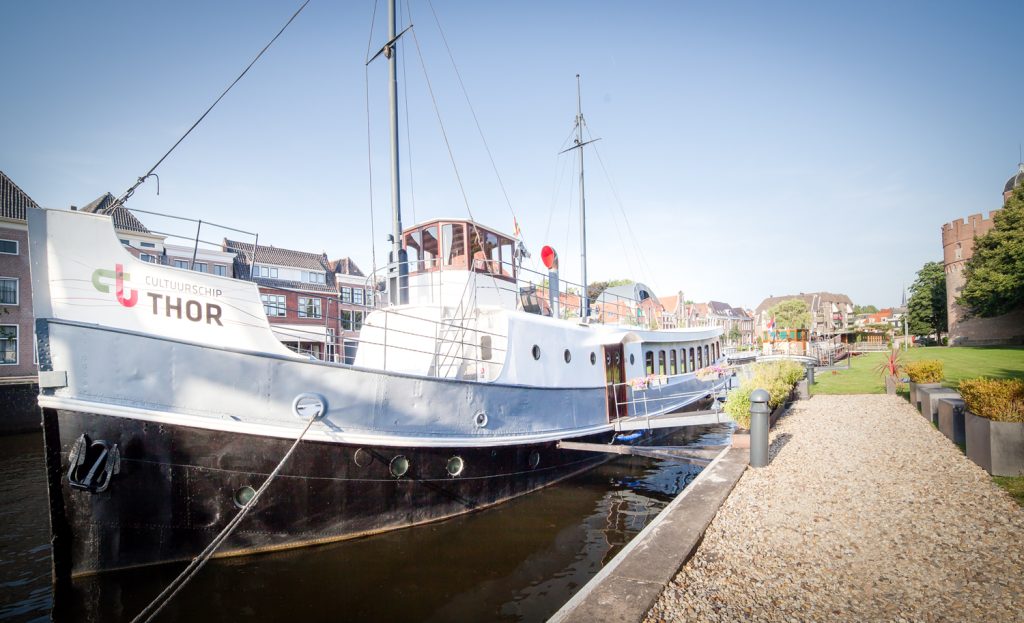 Cultuurschip Thor aan de 'Pelserkade', met op de achtergrond de 'Pelsertoren'